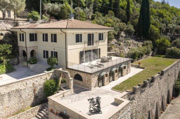 casa indipendente in vendita a Torri del Benaco
