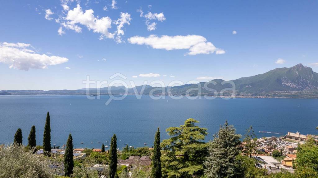 casa indipendente in vendita a Torri del Benaco in zona Albisano
