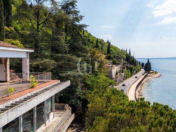 casa indipendente in vendita a Torri del Benaco in zona Albisano