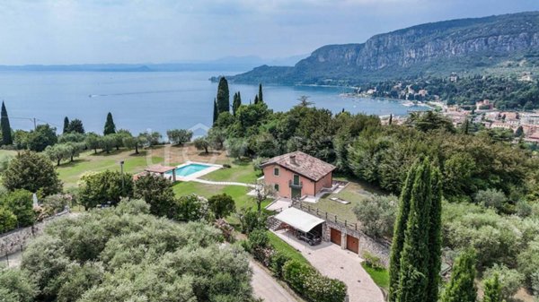 casa indipendente in vendita a Torri del Benaco