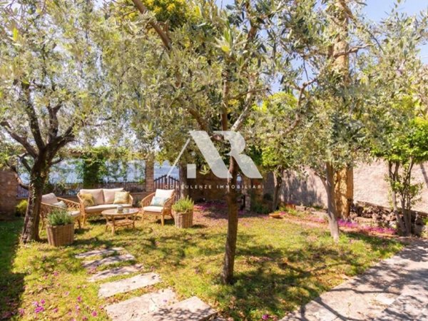 casa indipendente in vendita a Torri del Benaco in zona Albisano