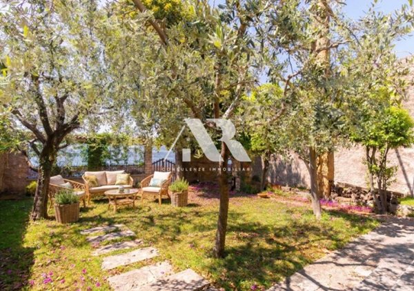 casa indipendente in vendita a Torri del Benaco in zona Albisano