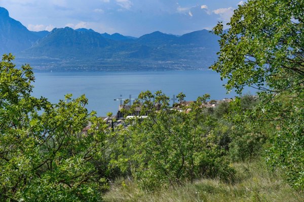 terreno in vendita a Torri del Benaco in zona Albisano