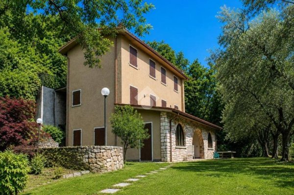 casa indipendente in vendita a Torri del Benaco