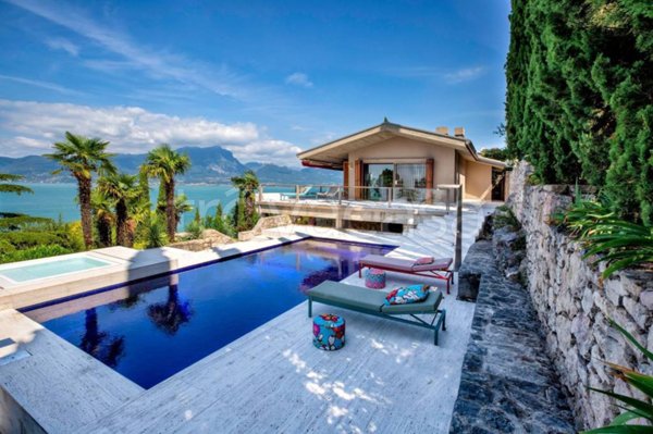casa indipendente in vendita a Torri del Benaco in zona Albisano