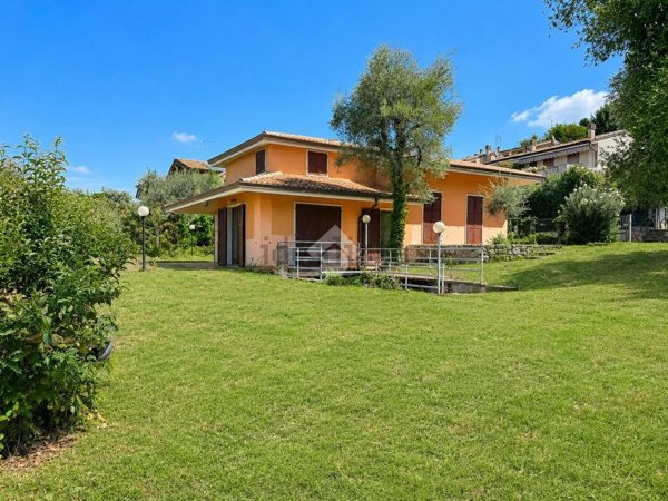 casa indipendente in vendita a Torri del Benaco in zona Albisano