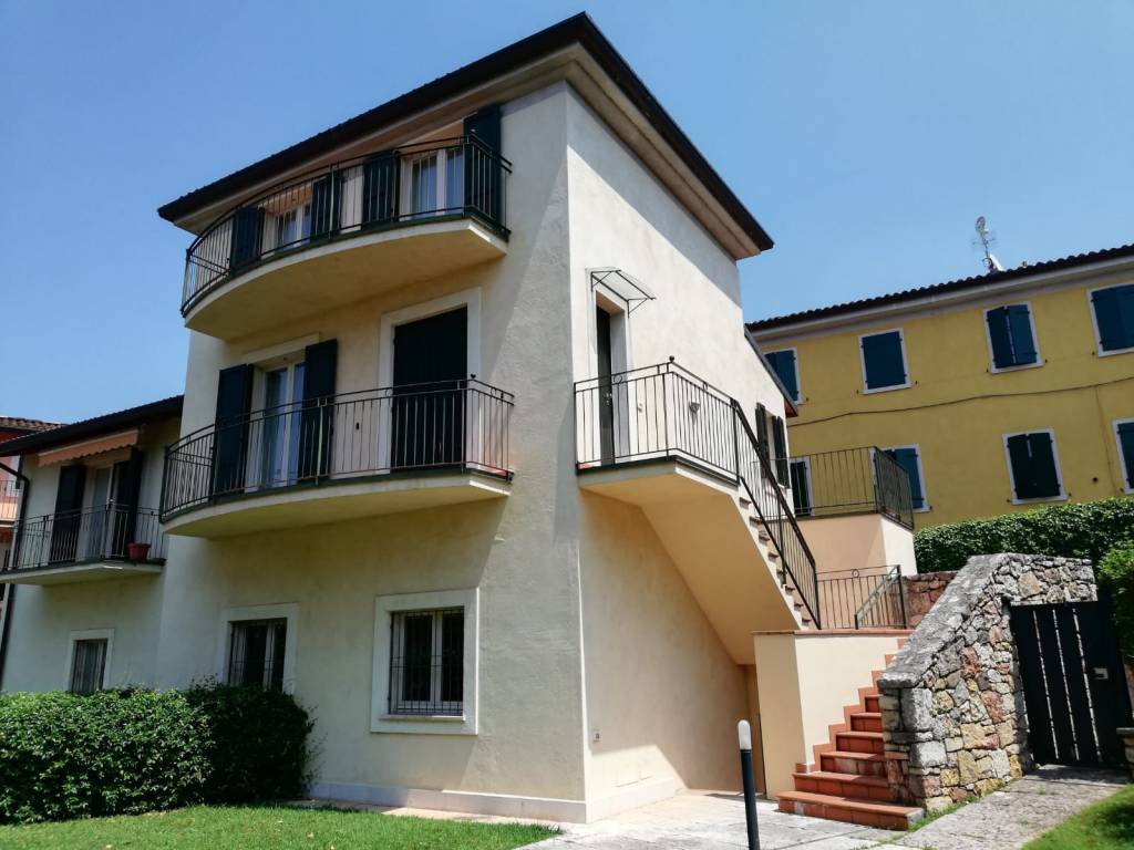 appartamento in vendita a Torri del Benaco in zona Albisano