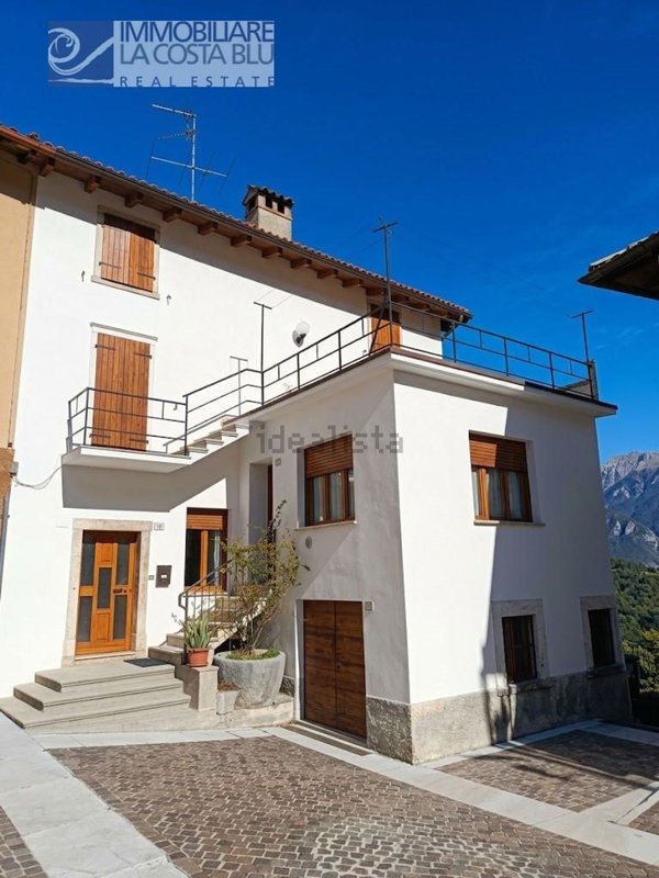 casa indipendente in vendita a Torri del Benaco in zona Pai