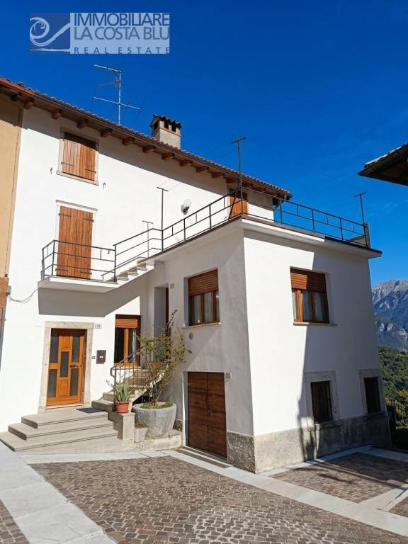 casa indipendente in vendita a Torri del Benaco in zona Pai