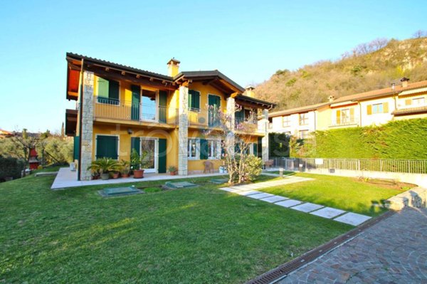 casa indipendente in vendita a Torri del Benaco