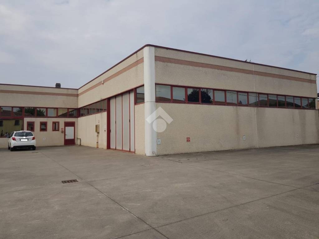 locale commerciale in vendita a Trevenzuolo in zona Roncolevà