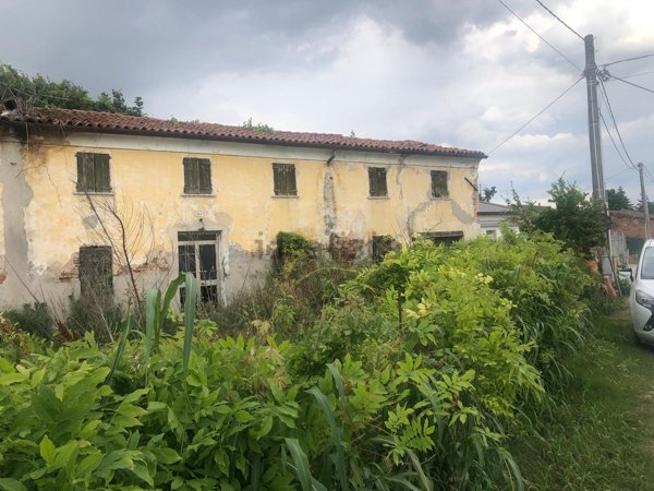 casale in vendita a Trevenzuolo in zona Roncolevà
