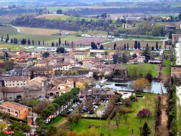 intera palazzina in vendita a Valeggio sul Mincio in zona Borghetto