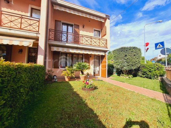 casa indipendente in vendita a Valeggio sul Mincio in zona Salionze