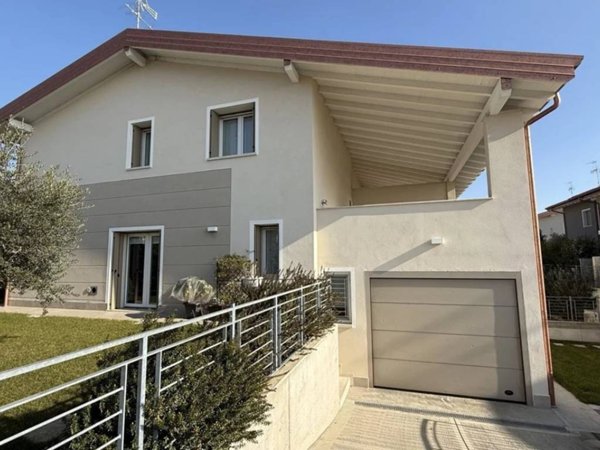 casa indipendente in vendita a Valeggio sul Mincio