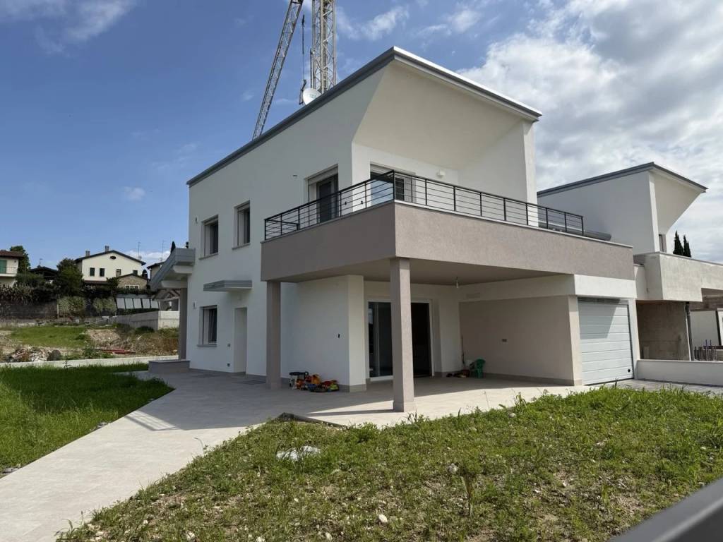 casa indipendente in vendita a Valeggio sul Mincio in zona Santa Lucia