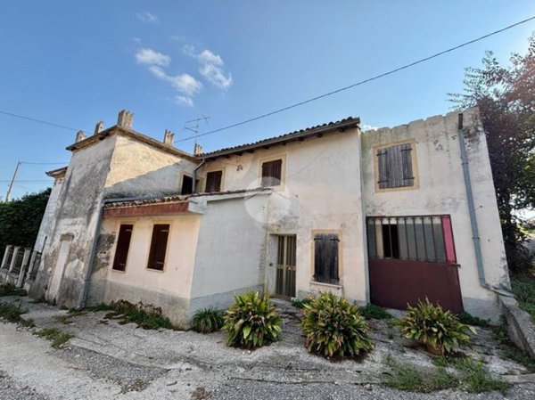 casa indipendente in vendita a Valeggio sul Mincio in zona Santa Lucia