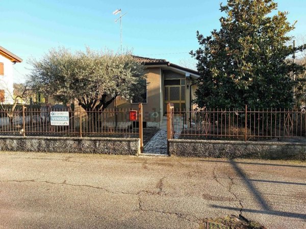 casa indipendente in vendita a Valeggio sul Mincio in zona Borghetto