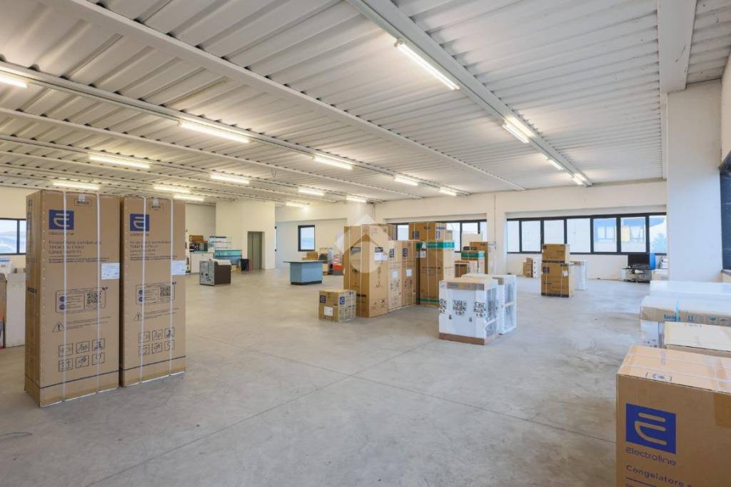 locale commerciale in vendita a Valeggio sul Mincio