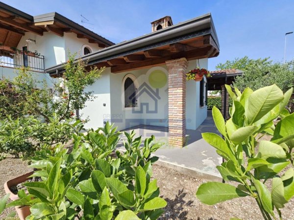 casa indipendente in vendita a Valeggio sul Mincio in zona Borghetto