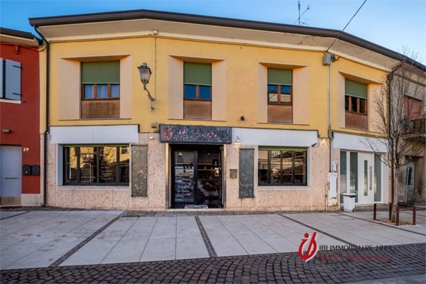 locale commerciale in vendita a Valeggio sul Mincio in zona Borghetto