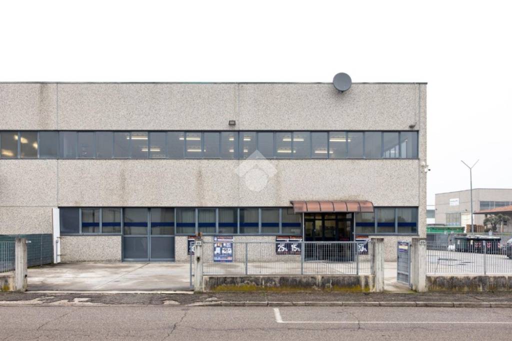 locale commerciale in vendita a Valeggio sul Mincio