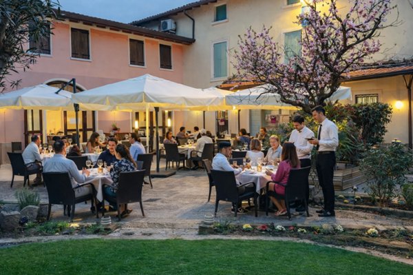 locale commerciale in vendita a Valeggio sul Mincio