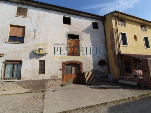 casale in vendita a Valeggio sul Mincio in zona Vanoni / Remelli