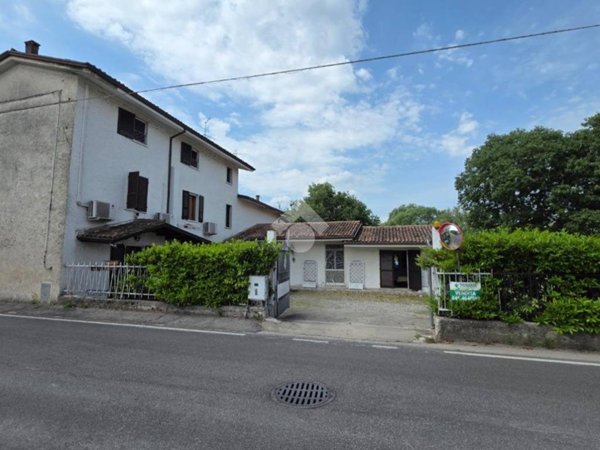casa indipendente in vendita a Valeggio sul Mincio in zona Salionze