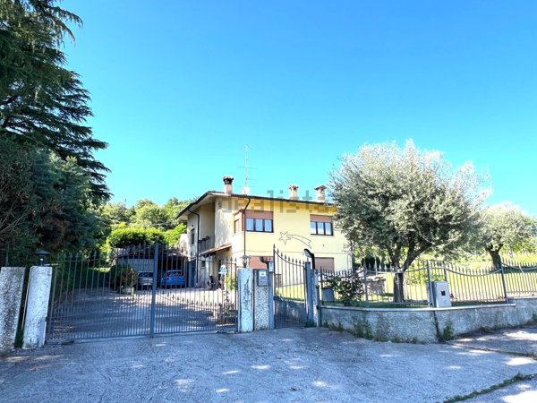 casa indipendente in vendita a Valeggio sul Mincio in zona Santa Lucia