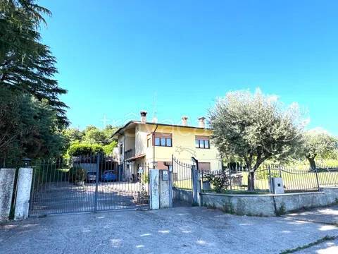 casa indipendente in vendita a Valeggio sul Mincio in zona Santa Lucia