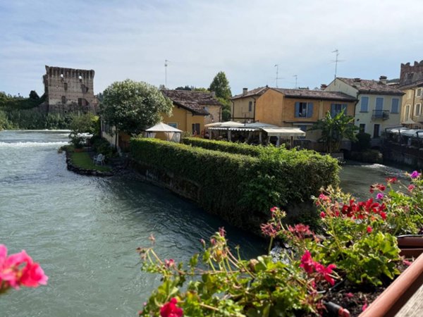 negozio in vendita a Valeggio sul Mincio in zona Borghetto
