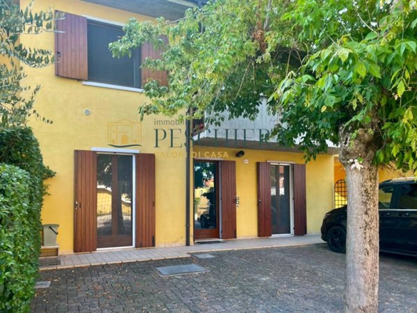 negozio in vendita a Valeggio sul Mincio in zona Salionze
