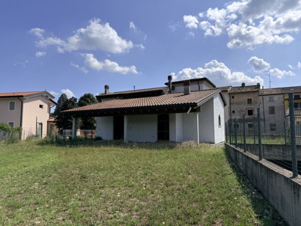 casa indipendente in vendita a Valeggio sul Mincio in zona Santa Lucia