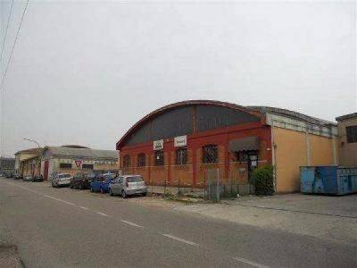 locale commerciale in vendita a Verona in zona Santa Lucia