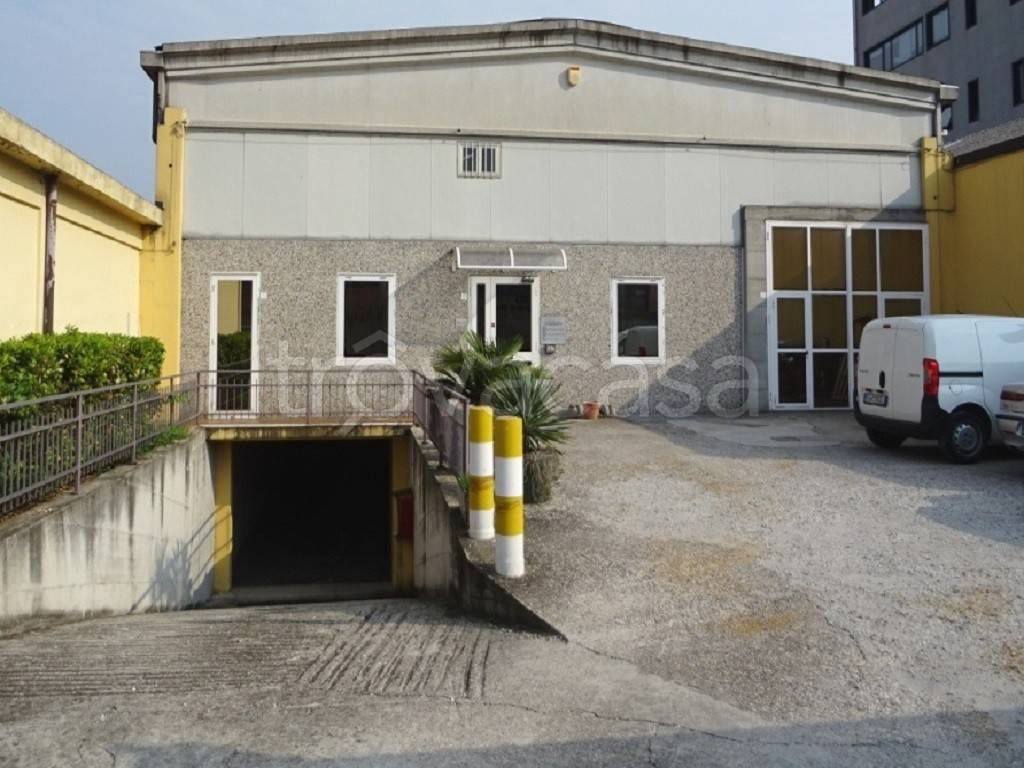 locale commerciale in vendita a Verona in zona Santa Lucia