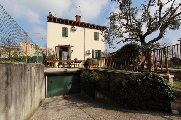 casa indipendente in vendita a Verona in zona Borgo Roma