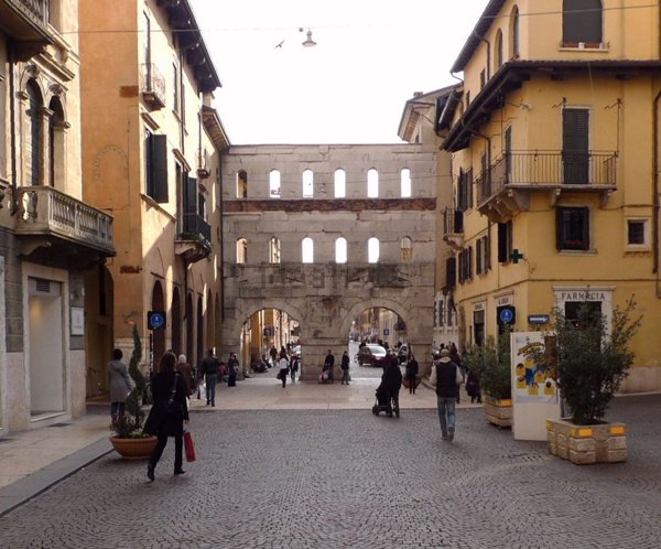 negozio in vendita a Verona in zona Centro Storico