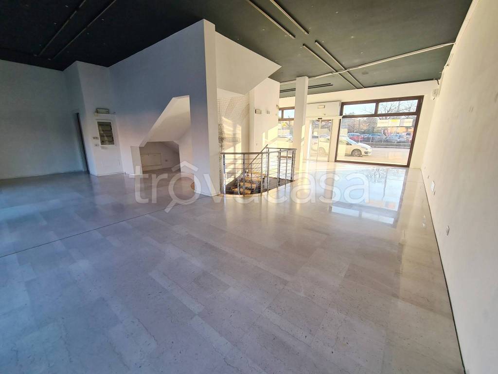 negozio in vendita a Verona in zona Borgo Milano