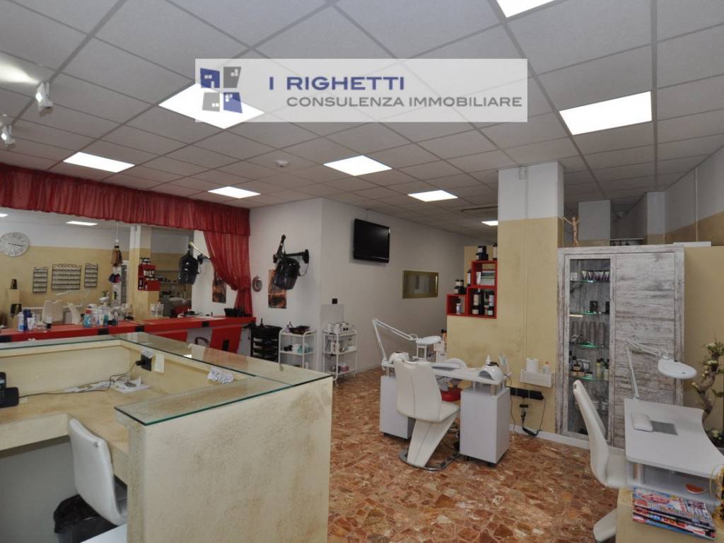 negozio in vendita a Verona in zona Borgo Roma