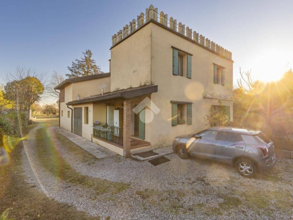 casa indipendente in vendita a Verona in zona Quinzano