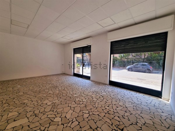 locale commerciale in vendita a Verona in zona Saval