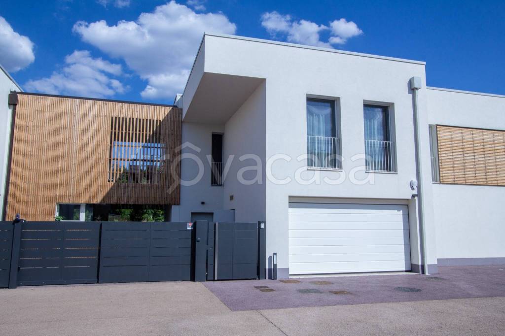 casa indipendente in vendita a Verona in zona Valdonega