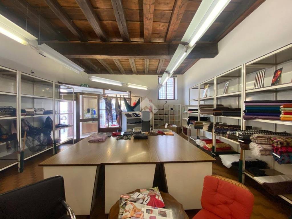 negozio in vendita a Verona in zona Centro Storico