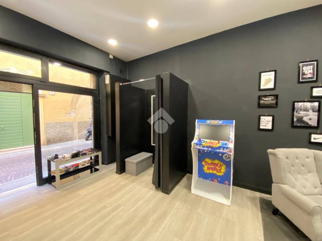 negozio in vendita a Verona in zona Centro Storico