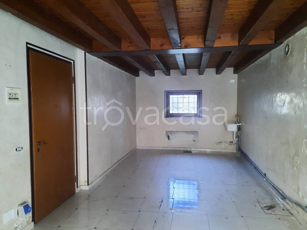 locale commerciale in vendita a Verona in zona Veronetta