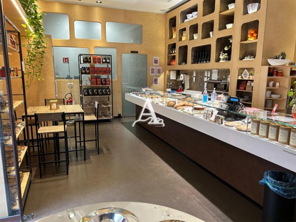 locale commerciale in vendita a Verona in zona Centro Storico