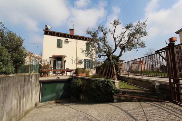 casa indipendente in vendita a Verona in zona Centro Storico