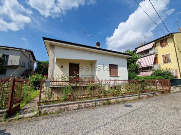 casa indipendente in vendita a Verona in zona Santa Lucia