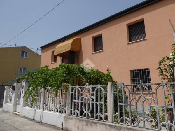casa indipendente in vendita a Verona in zona Golosine